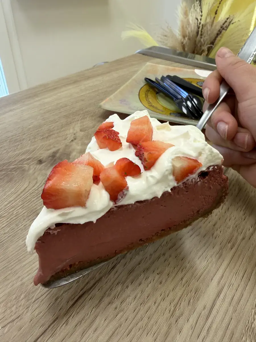 Cheesecake de chocolate con fresas y nata artesanal en Pinoso