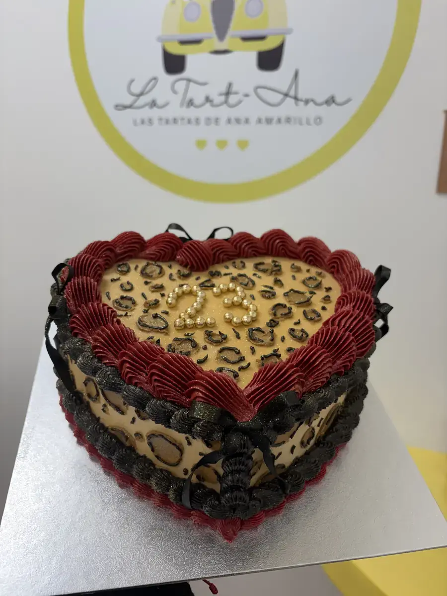 Tarta personalizada corazón leopardo artesanal Pinoso