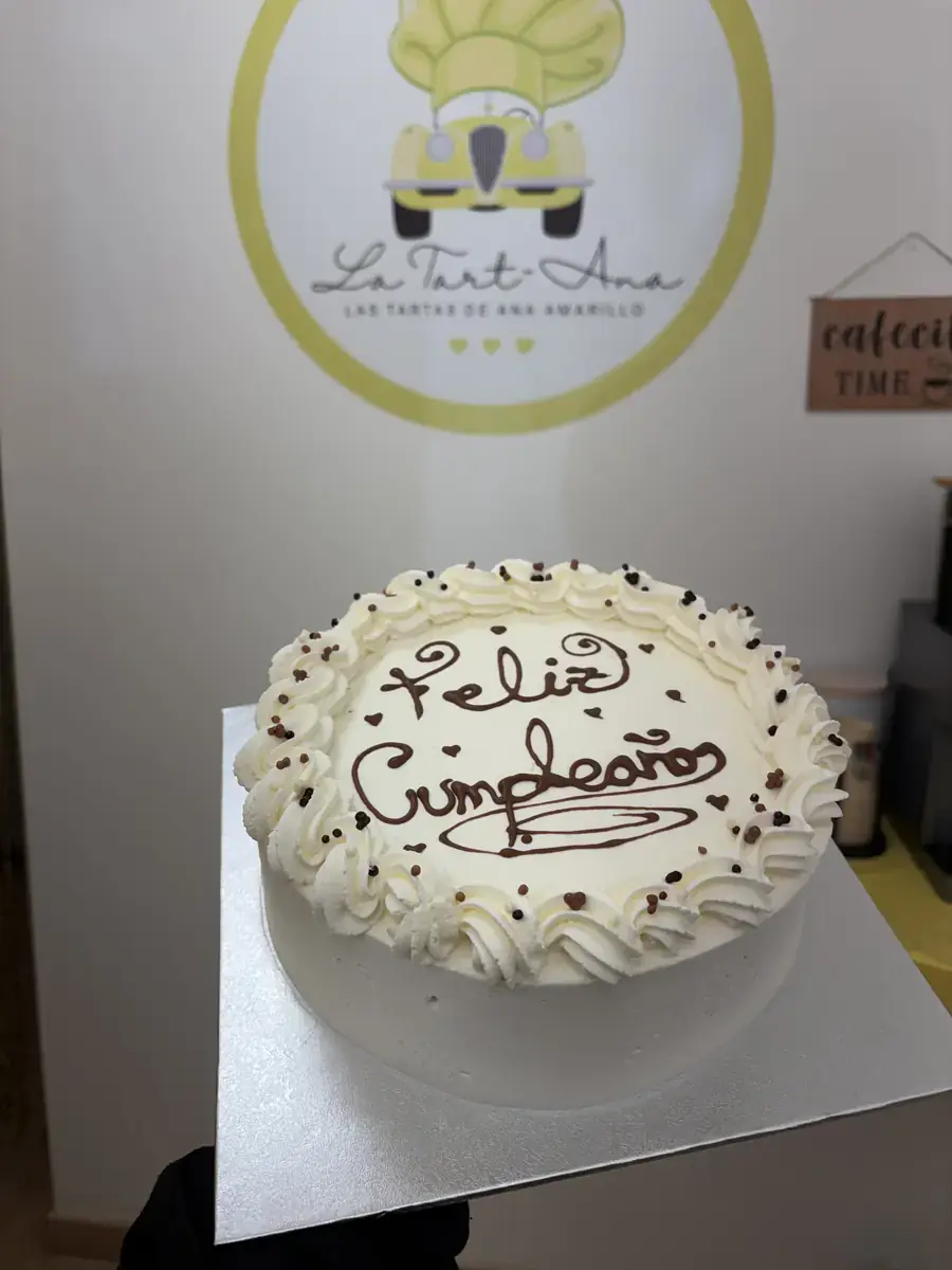 Tarta de vainilla con chocolate artesanal de La Tart-Ana en Pinoso