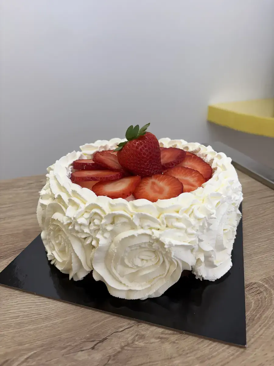 Tarta de vainilla con fresas y nata artesanal en Pinoso, Alicante